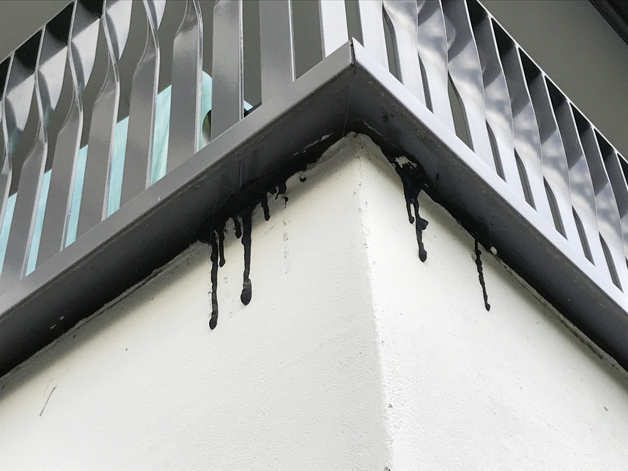 Bitumenbestandteile – schwarze Rückstände an Fassaden