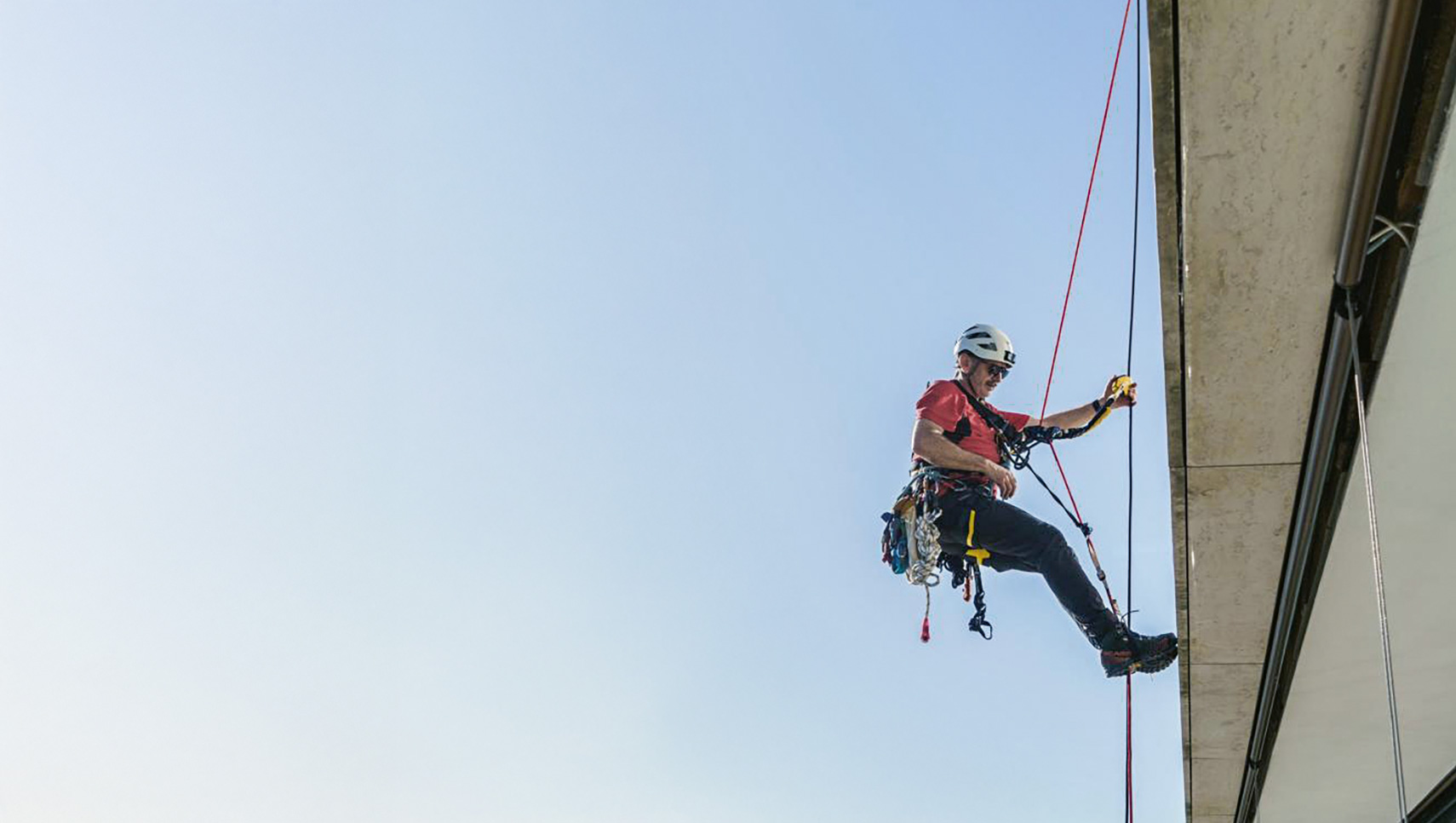 Der kombinierte Anschlagpunkt für Absturzsicherung und Abseilen