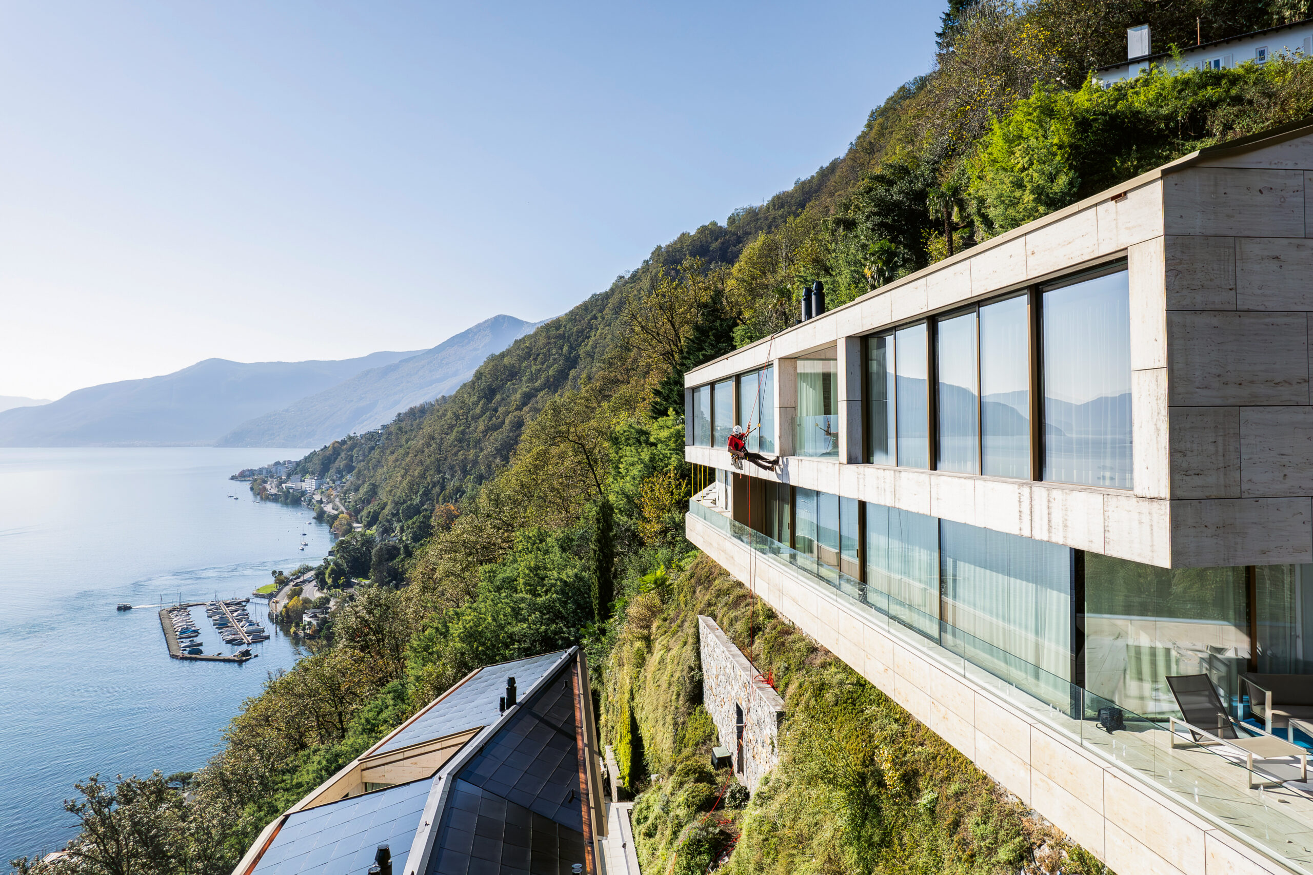 Innovative Absturzsicherung für Dachreparatur im Steilhang